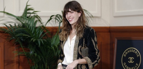 French actress Lou Doillon poses before the Chanel 2015-2016 fall/winter ready-to-wear collection fashion show on March 10, 2015 in Paris.  AFP PHOTO / FRANCOIS GUILLOT